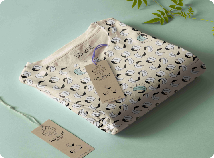 mise en scène du motif et des logos sur un T-shirt plié